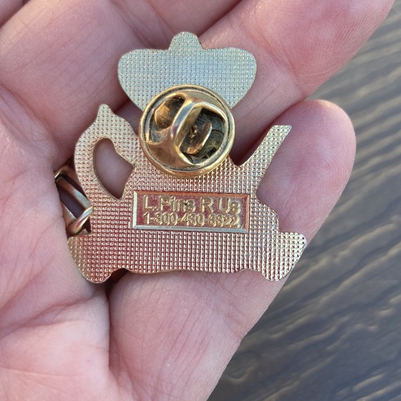 📌2 Red Hat Pins Red Hat Tea 2007 2009 collectible - Picture 5 of 6